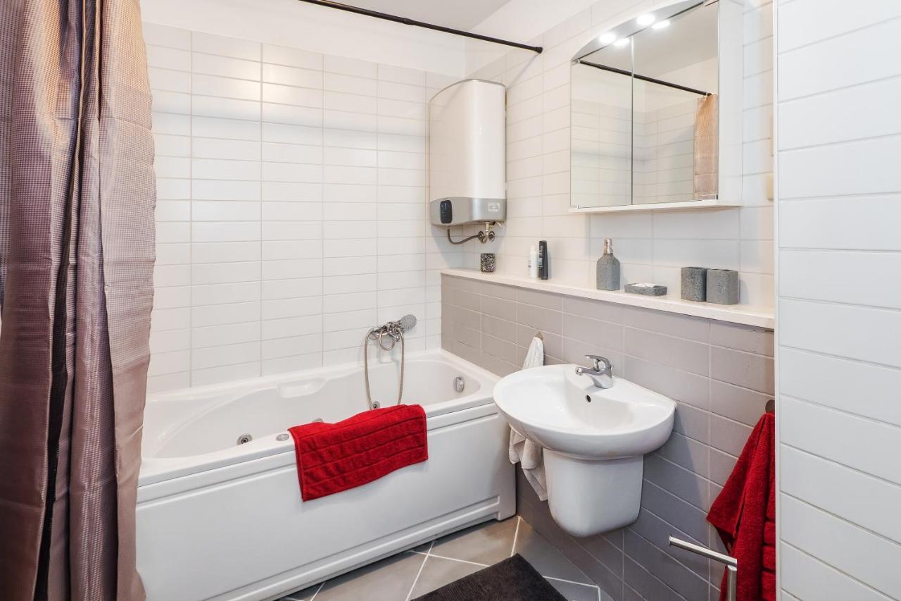 Appartamento Airy 2-Br Apt W/ Open Layout & Modern Design Spalato Esterno foto